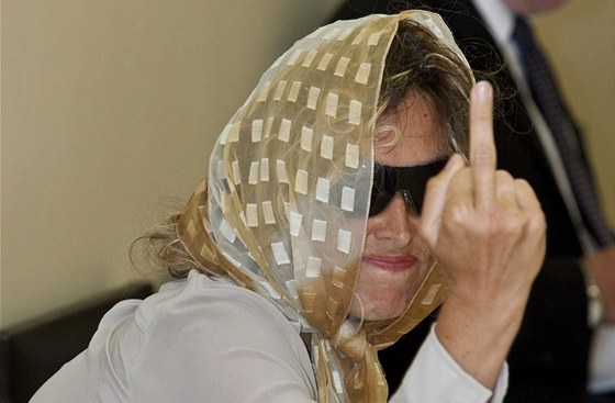 K soudu chodila Barbora Kupková maskovaná átkem a ernými brýlemi.