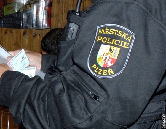 ena nejprve zastavila stráníky, ti poté pivolali sanitku a policii.