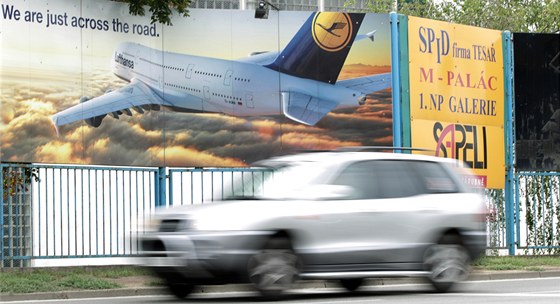 Billboardy u dálnic a rychlostních silnic zmizí nejpozdji do pti let. Ilustraní snímek.