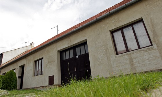 V tomto dom v Milonicích na Vykovsku ila údajn týraná ena.
