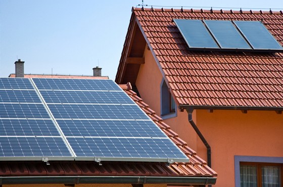 Letos se v Česku instalovaly panely výhradně na střechy. Průměrná letos přihlášená instalace měla výkon necelých 12 kW.