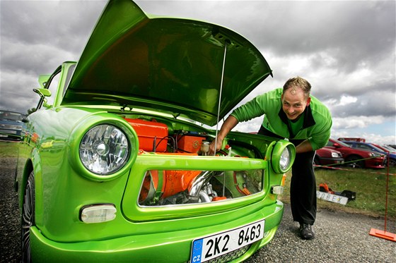 Zářivě zelený trabant zvaný Drobek. Na snímku je zřetelná průhledná maska