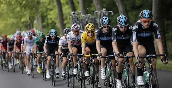 BODYGUARDI. Lídra Tour de France Bradleyho Wigginse steí v 10. etap jeho