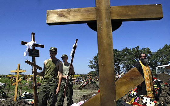 Vojáci nesou devné kíe k hrobm tm, kteí zemeli bhem povodní v Krymsku