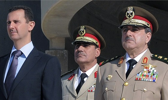 Syrský prezident Baár Asad (vlevo) a ministr obrany Dáud Radha (vpravo) na