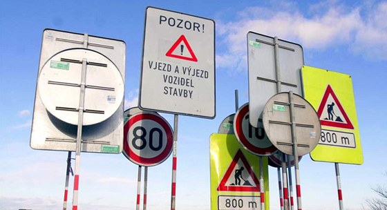 Zakázku na dopravní znaení v Ústeckém kraji rozdlila Správa a údrba silnic po okresech. (Ilustraní snímek)