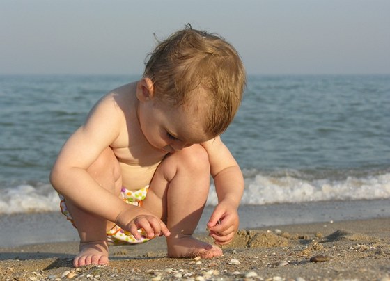 Na dovolené malým dětem hrozí nejen úpal či úžeh, ale dovolená u moře skýtá i další možná rizika. (Ilustrační snímek)