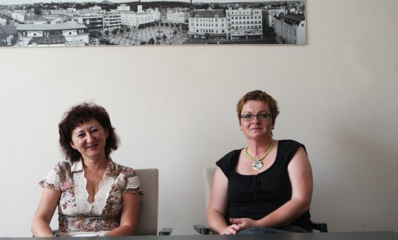 Policejní interventky Radomíra Slatinská (vlevo) a Zuzana Baranová radí uívat