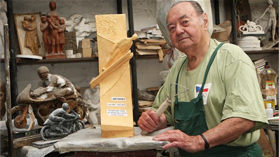 Socha Miroslav Rybika s modelem náhrobku Jiího Raky pro ronovský Valaský...