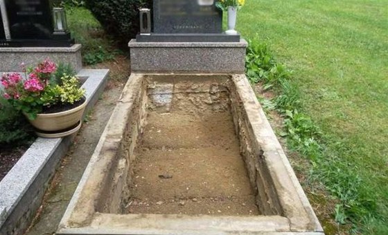 Odkrytý hrob v Pitín na Uherskohraisku, ze kterého nkdo ukradl ti ulové