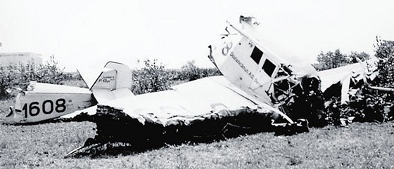 Letadlo Junkers krátce po tragickém pádu, při němž přišel o život Baťa i pilot...