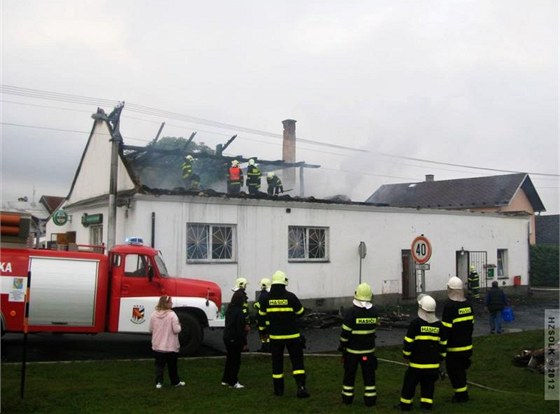 Požár střechy hospody v Komárově na Olomoucku