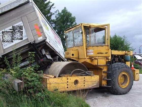 Silniní válec zpsobil ve Vrchlabí na nákladních vozidlech a dopravním znaení