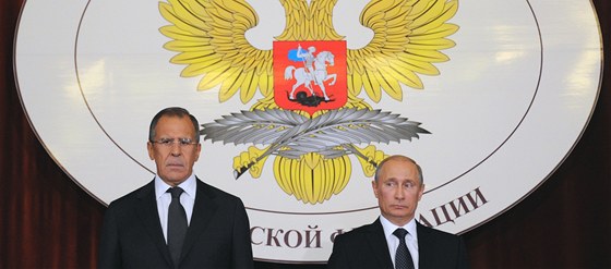 Ruský ministr zahraniních vcí Sergej Lavrov (vlevo) a prezident Ruska