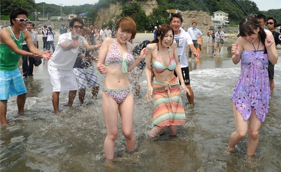 Japonské dívky se snaí vyhnout kapkám vody, kterou na n plouchají mladíci na...