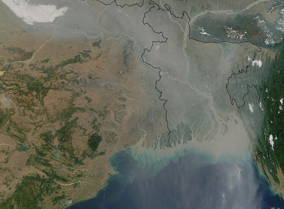 Oblak jemných ásteek v atmosfée (tj. aerosol) nad Indií. Mrak odráí ást