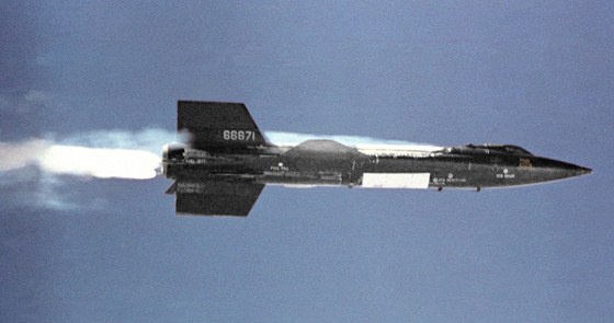 Letoun X-15 po startu ze svého nosiče B-52 se zapnutým raketovým motorem. 