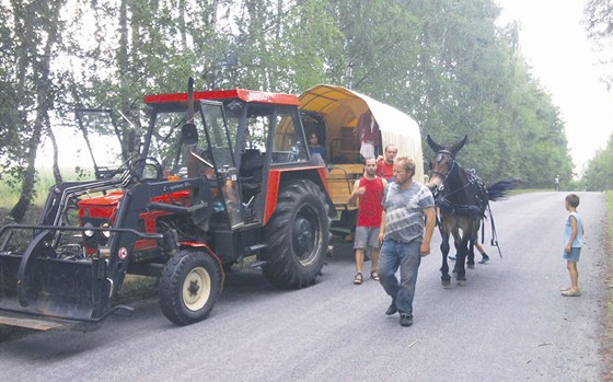 Koovníkm na cest pomohl i traktor.