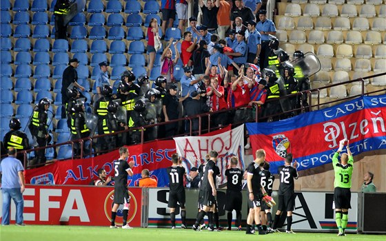 POZDRAV FANDM. Plzetí fotbalisté dkují píznivcm za podporu v úvodním