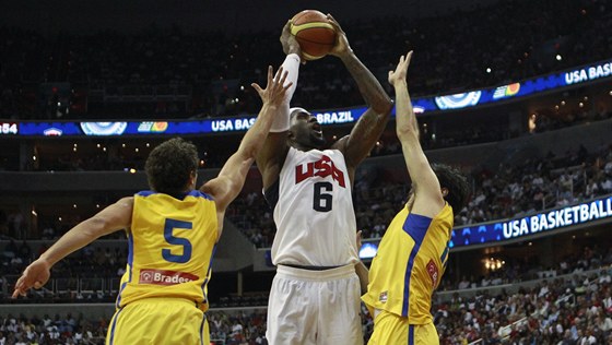 LeBron James v dresu USA stílí pes brazilské obránce. 