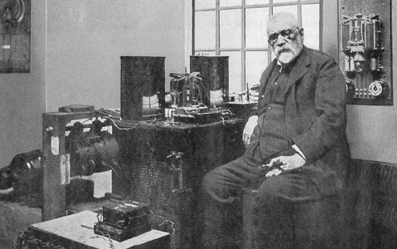 Franti�ek K�i�ík ve své laborato�i