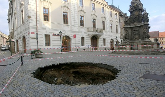 Zem se propadla nedaleko centra Kutné Hory.