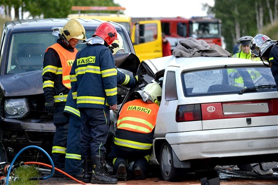 Jeden lidský ivot si vyádala odpolední nehoda u Andlské Hory. Silnice je uzavená.