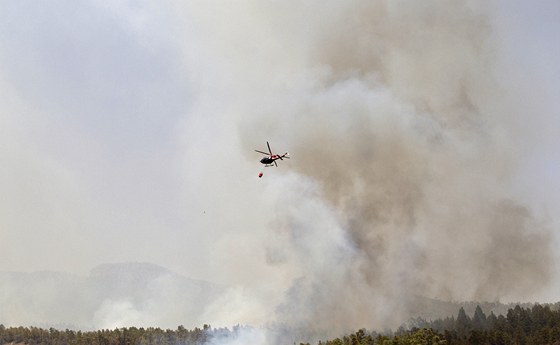 Vrtulník nad lesním poárem na ostrov Tenerife (16. ervence 2012)