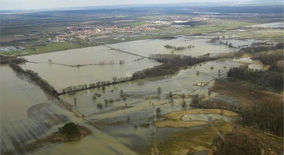 Ped esti lety se voda u Mikulic rozlila znovu, zaplavila ale hlavn pole. Snímek je z voda 3. dubna 2006.