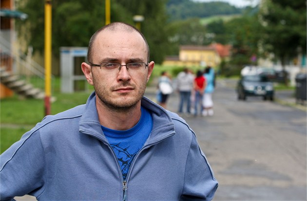 Aktivista Miroslav Bro na peván romském sídliti ve luknov.