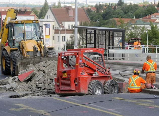 V kiovatce ulic Evropská a Horomická se propadla silnice.