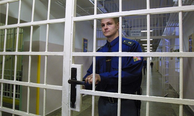 Vězeň, který zranil dozorce ve Valdicích těžkými dveřmi, dostal dalších pět let