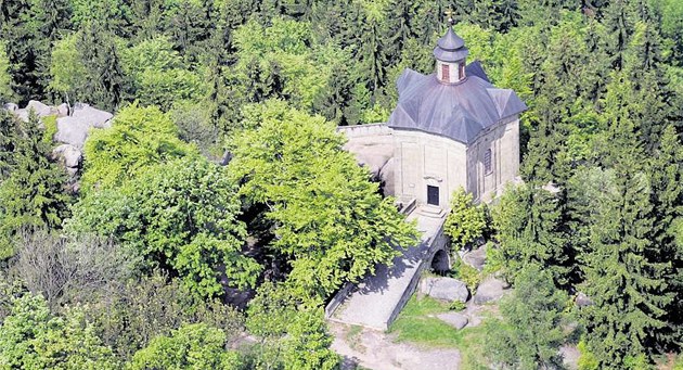 Kaple na Hv�zd� v Broumovskách st�nách. Lesy v jejím okolí by se podle