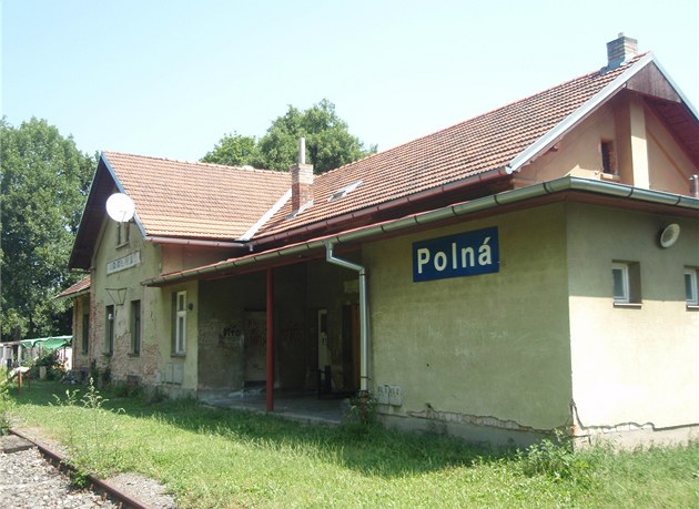 Nádra�í v Polné cestujícím neslou�í. A chátrá, stejn� jako nevyu�ívané koleje.