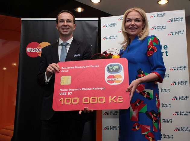 Dagmar Havlová dostala od firmy MasterCard dar pro nadaci Vize 97.