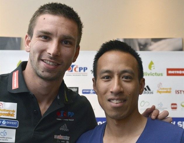 Badmintonista Petr Koukal se svým trenérem Dickym Palyamou.