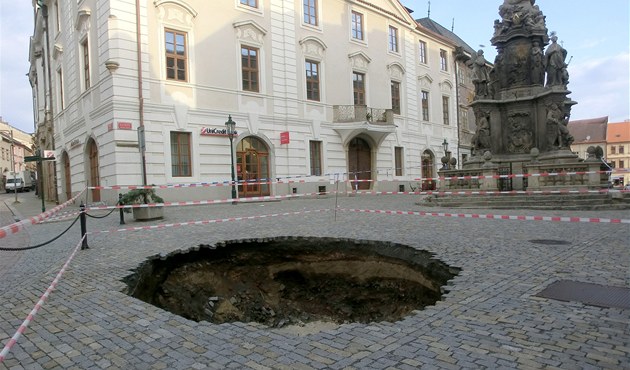 V Kutné Hoře se propadla ulice, u morového sloupu je sedmimetrový kráter -  iDNES.cz