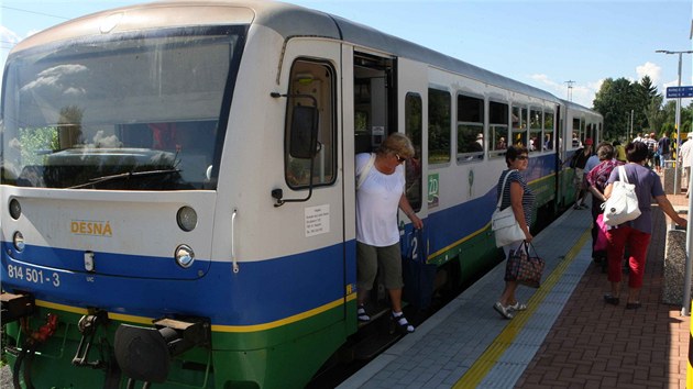 Na trati z �umperka do Kout� nad Desnou, která byla za zhruba 350 milion� korun elektrifikována, budou místo elektrických a ekologických RegioPanter� nejmén� do �ervna jezdit p�vodní motoráky.