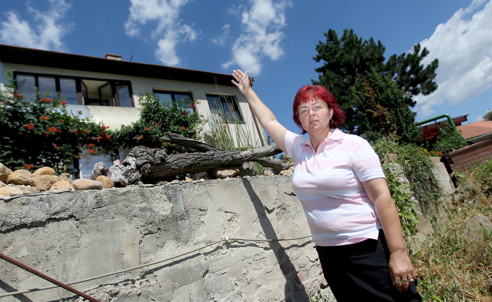 Irena Da�ková u svého domu v Rohatci. P�i povodních v �ervenci 1997 m�la ve