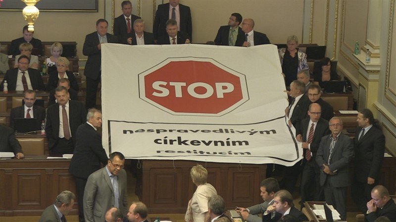 Poslanci �SSD rozvinuli ve Sn�movn� nesouhlasný transparent Stop nespravedlivým