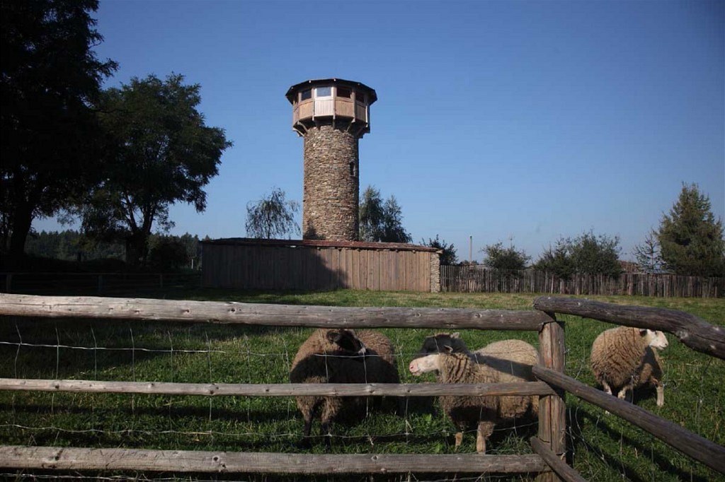 Kamenná rozhledna Ková�ka se ty�í do vý�ky t�inácti metr�. Z d�ev�né vyhlídky...