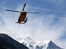 Helikoptéra záchraná se vrací z místa tragédie (12. ervence 2012)
