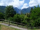 Hory obklopující msteko Claut na severu Itálie 