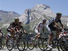 cyklistický peloton v prbhu 16. etapy Tour de France