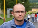 Aktivista Miroslav Bro na pevn romskm sdliti ve luknov.