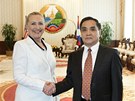 Americká ministryn Hillary Clintonová pi setkání s premiérem Laosu