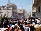 Amatérský snímek, na kterém je demonstrace v Hamá (6. ervence 2012)