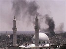 Amatérský snímek msta Homsu, ze kterého stoupá dým (11. ervence 2012)