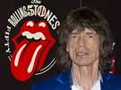 Mick Jagger u loga, které pipomíná 50 let spoleného hraní kapely Rolling...