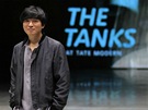Výtvarník Song Hwan-Kim pi zahájení první výstavy v nádrích na topný olej pod